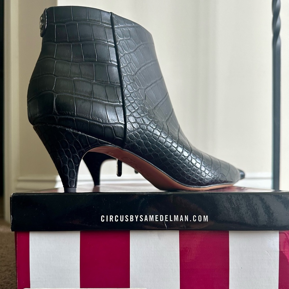Kitten heel, pointed booties 8.5
